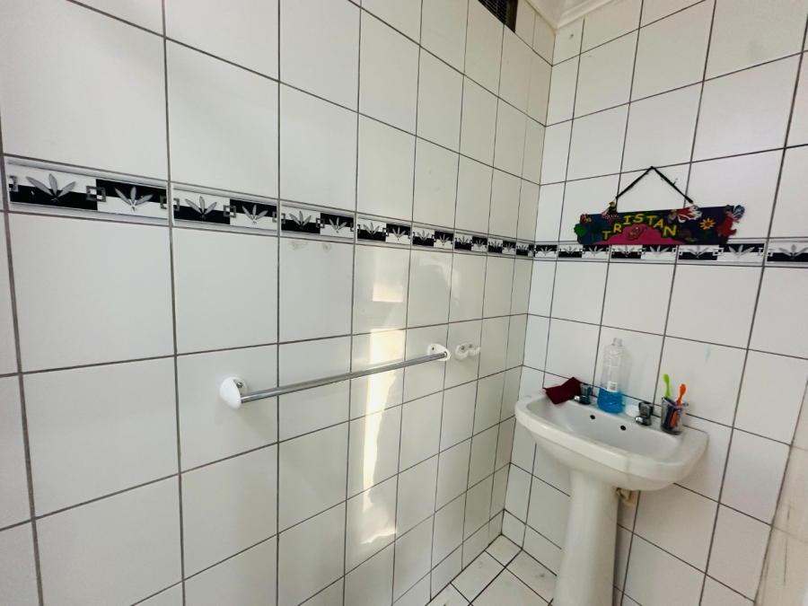 To Let 3 Bedroom Property for Rent in Loerie Park Western Cape